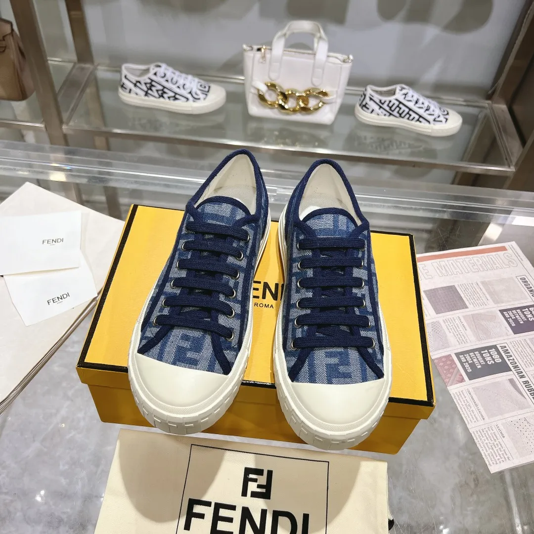 Couple style 💰460❤️Fendi Fendi's latest couple canvas shoes ❑ Fabric: Original customized imported jacquard canvas material ❑ Inner lining: Imported canvas material ❑ Sole: Original molded non-slip TPU outsole ❑ Bottom thickness: 2.5cm ❑ Size: Women's 35-40/Men's 39-45
